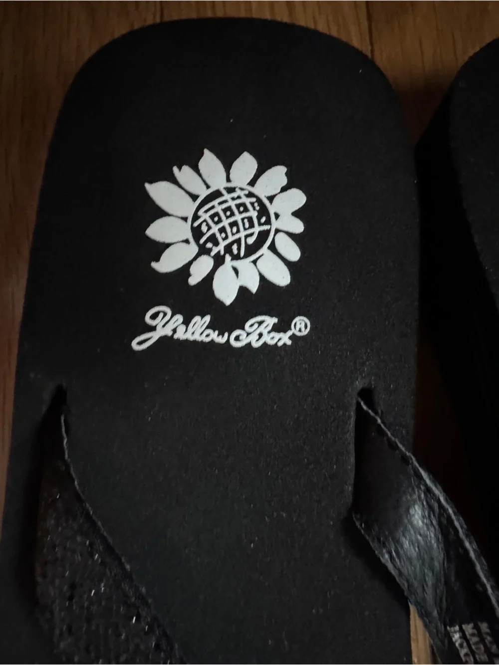 NWT Yellow Box Brand Women's Black Sequin Flip Flop Sandals - Picture 2 of 5